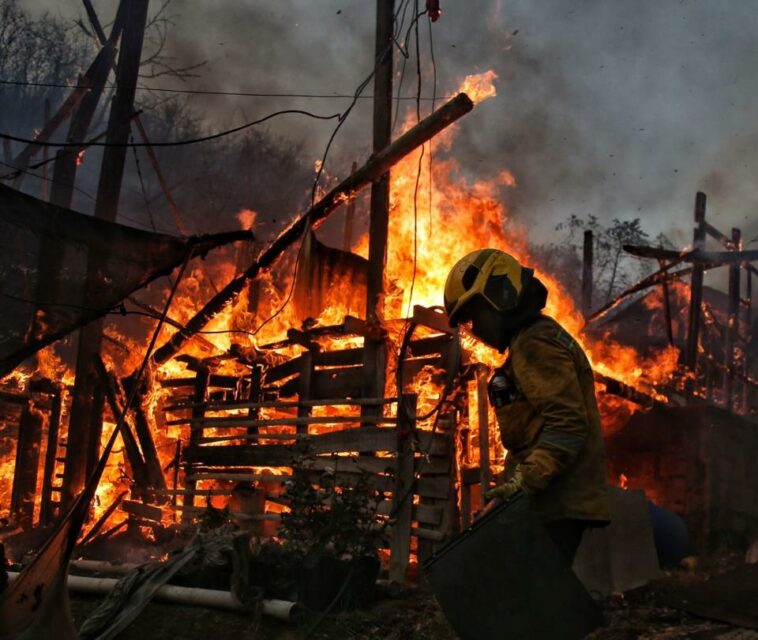 Voraz incendio devora otra montaña en la ladera de Cali