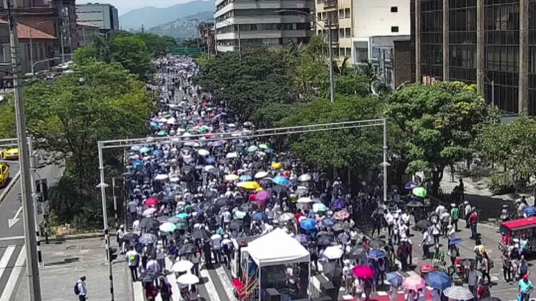 Ya van por la Av. Oriental, marcha de maestros en Medellín