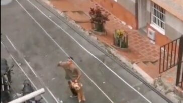 ¡Indignante! Hombre arrastró a su perrito por una avenida Un hombre que se encontraba lastimando a su perrito quedó grabado en un vídeo publicado en redes sociales.
