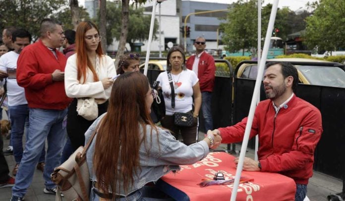 Carlos Fernando Galán punta en la última encuesta de elecciones regionales.