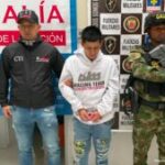 En las fotografías aparecen los capturados junto a dos agentes del Gaula de la Policía Nacional. En la parte superior se observa un banner de la Fiscalía General de la Nación y un banner del Gaula Militar