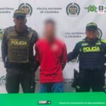 Alias Mono Cachete quien tiene una camiseta roja fue capturado por la Policía.