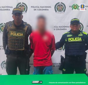 Alias Mono Cachete quien tiene una camiseta roja fue capturado por la Policía.