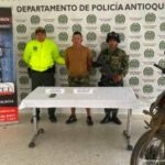 En la imagen está el procesado custodiado con un servidor del Gaula Militar y otro de  la Policía Nacional