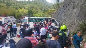 Aumentó a cinco las víctimas fatales del accidente de buseta en La Vega, Cundinamarca