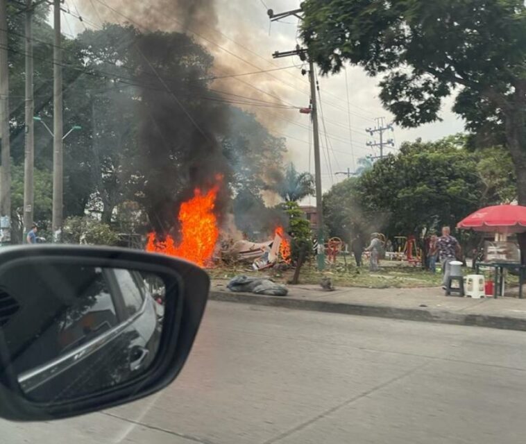 Avioneta que se estrelló en plena avenida de Cali era de instrucción de la Fuerza Aérea