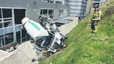 Camión mezclador se volcó contra un edificio en Usaquén Un camión mezclador se volcó y resultó impactando un edificio ubicado en Usaquén.