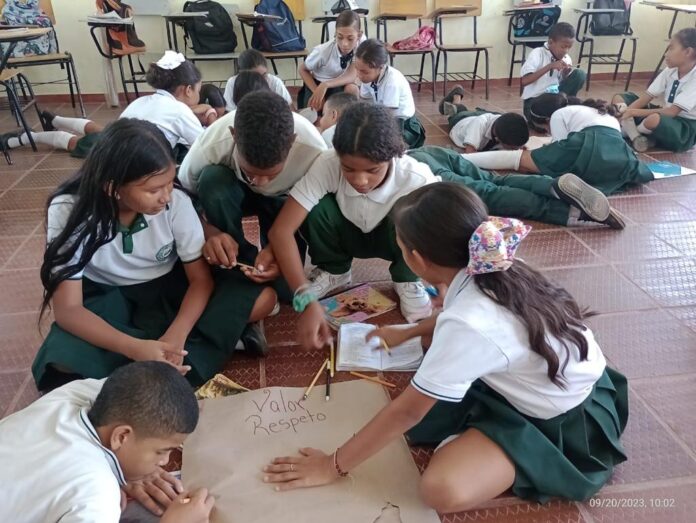 Niños, niñas y jóvenes de Dibulla creando actividades tendientes a la sana convivencia, la creatividad, el emprendimiento y la diversión.