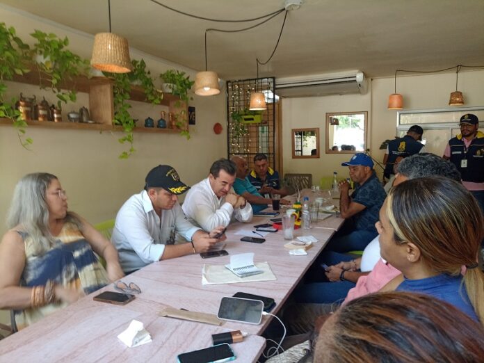 El director de Ungrd Olmedo López Martínez, en rueda de prensa con periodistas de La Guajira.
