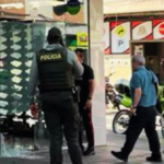 Delincuentes rompieron los vidrios y hurtaron un almacén de tenis en Armenia