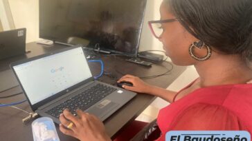 Educación inclusiva: niños indígenas de la comunidad Emberá aprenden a utilizar el Internet en el Punto Digital de Bajo Baudó, Chocó.