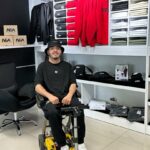 El emprendedor paisa que transformó su discapacidad en una popular marca de ropa