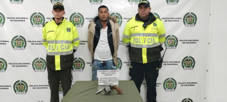 El infame crimen del 'Paisita' en Bosa: luto en el barrio El Regalo Héctor Bejarano recibió tres impactos de bala cuando se encontraba caminando por el barrio El Regal en Bosa.