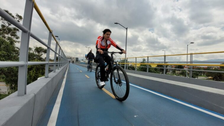 El peligro de andar en bici por los puentes de la 26 En uno de los puntos de la localidad de Fontibón más complejos en materia de orden público e inseguridad, la noche del lunes, tal y como ha sucedido en ocasiones anteriores, un joven fue brutalmente agredido por una banda de ocho sujetos que se les fue encima a él y a un amigo, con el fin de robarles sus pertenencias. La víctima recibió 5 disparos con arma traumática, además de una puñalada y varias heridas cuando se encontraba cruzando el puente peatonal ubicado en la calle 26 con Av. Ciudad de Cali.