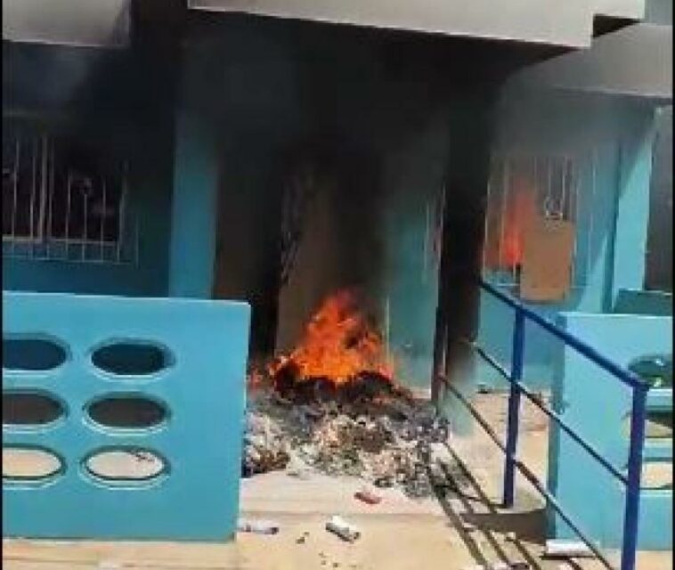 En video: turba prende fuego a sede de la Registraduría en pueblo de Bolívar