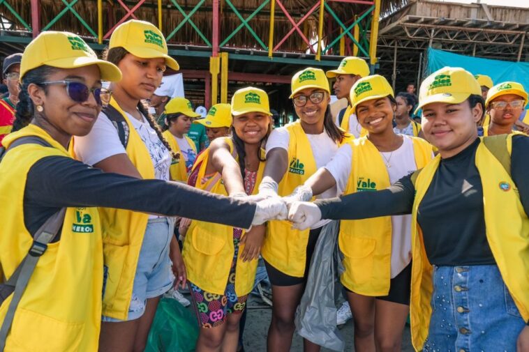 Escuela de Gobierno y Fundación EnCausa lideraron limpieza de playa en La Boquilla en el marco del Plogging Nacional