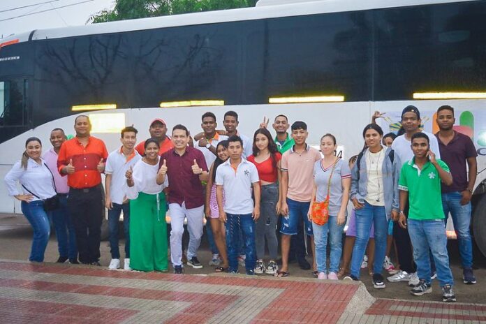 El mandatario de Hatonuevo, junto a estudiantes que se beneficiarán con la entrega del vehículo que los transportará, a la localidad donde estudian.