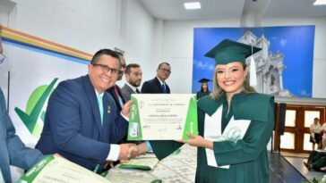 Felicitaciones a Jannina García, estudiante que vendía sándwiches en la Unicor y se graduó de bacterióloga