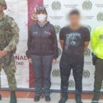 En la fotografía aparece el capturado junto con una servidora del CTI, un agente de la Policía y un soldado del Ejército. En la parte superior están un banner de la Policía Nacional