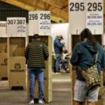 Colombianos participan en las elecciones