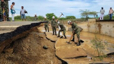 Los ingenieros militares removieron los restos de carretera que dejaron incomunicado por varias horas a Manaure