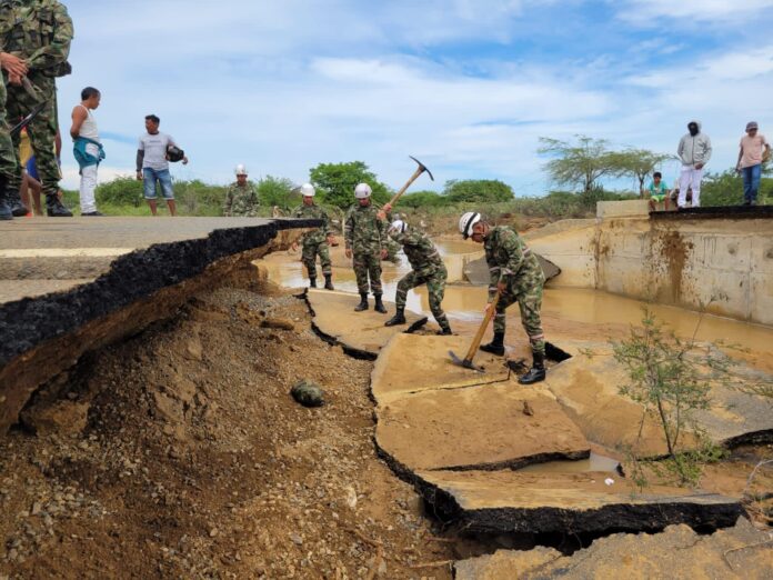 Los ingenieros militares removieron los restos de carretera que dejaron incomunicado por varias horas a Manaure