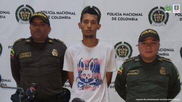 Dos funcionarios de la Policía Nacional custodian al presunto coautor de un doble homicidio en Barranquilla. 