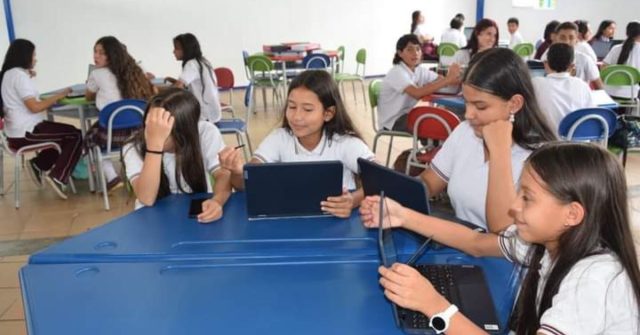 Impulso a la ciencia y tecnología en Quimbaya con 3 nuevas aulas Steam para sus estudiantes