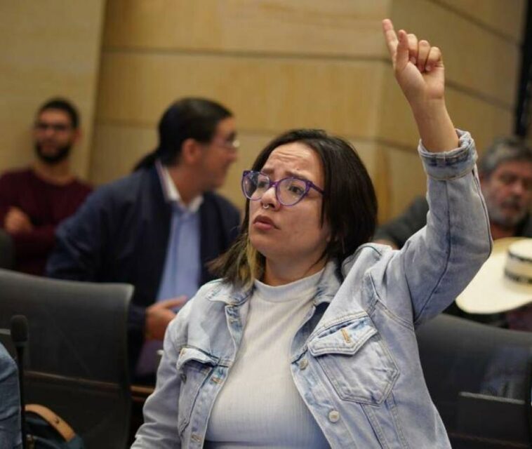 Jennifer Pedraza pide suspender a candidato de su partido por denuncias de abuso sexual