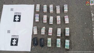 En la imagen se observan los fajos de dinero que fueron encontrados ocultos en las puertas de un vehículo en Huila.