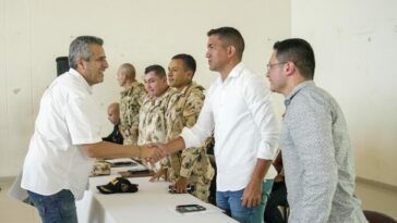 Aspecto de la reunión que lideró este viernes en Riohacha el ministro del Interior Luis Fernando Velasco, en la imagen con los militares.