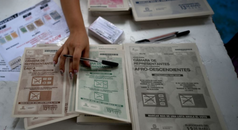 Coordinar con las comisiones municipales el seguimiento del proceso electoral; y en el caso de las comisiones departamentales registrar las actuaciones más relevantes de los municipios.