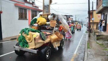 Ni la lluvia paró el desfile del Yipao Santarrosano