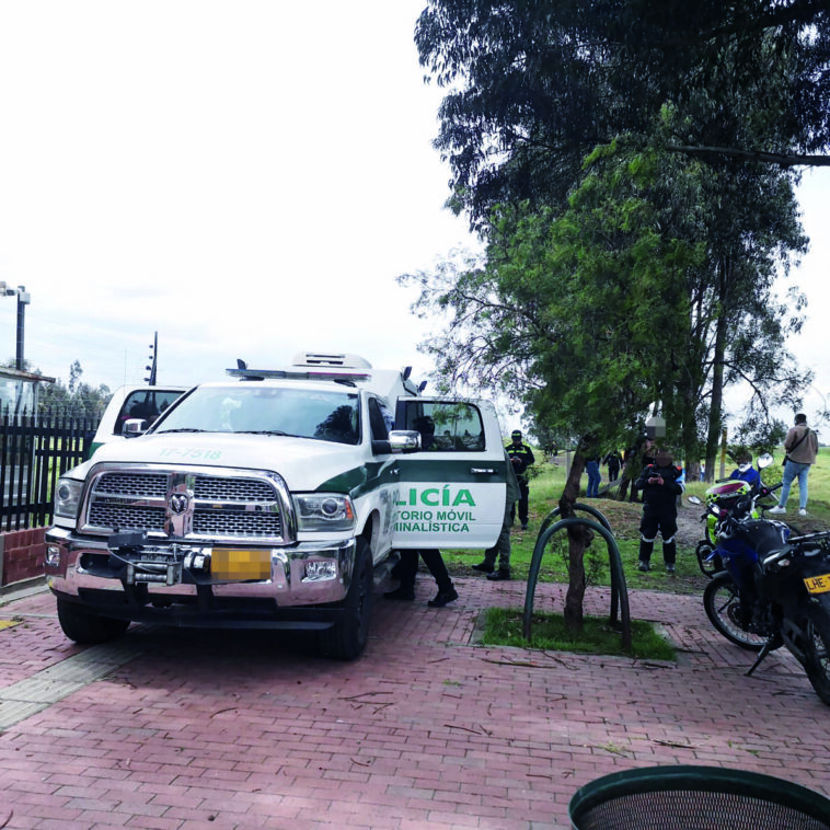 Nuevos detalles sobre doble crimen en un potrero de Kennedy La mañana de este viernes, un hombre y una mujer fueron hallados con varios impactos de bala en su cuerpo, en una zona boscosa del barrio El Tintal, de Kennedy. Les contamos los detalles.