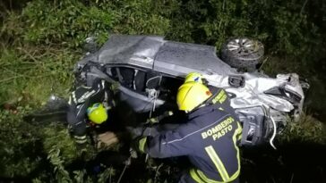 El accidente se presentó cuando el vehículo se salió de la carretera y rodó por 50 metros hacia el fondo de un barranco