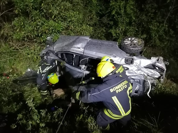 El accidente se presentó cuando el vehículo se salió de la carretera y rodó por 50 metros hacia el fondo de un barranco