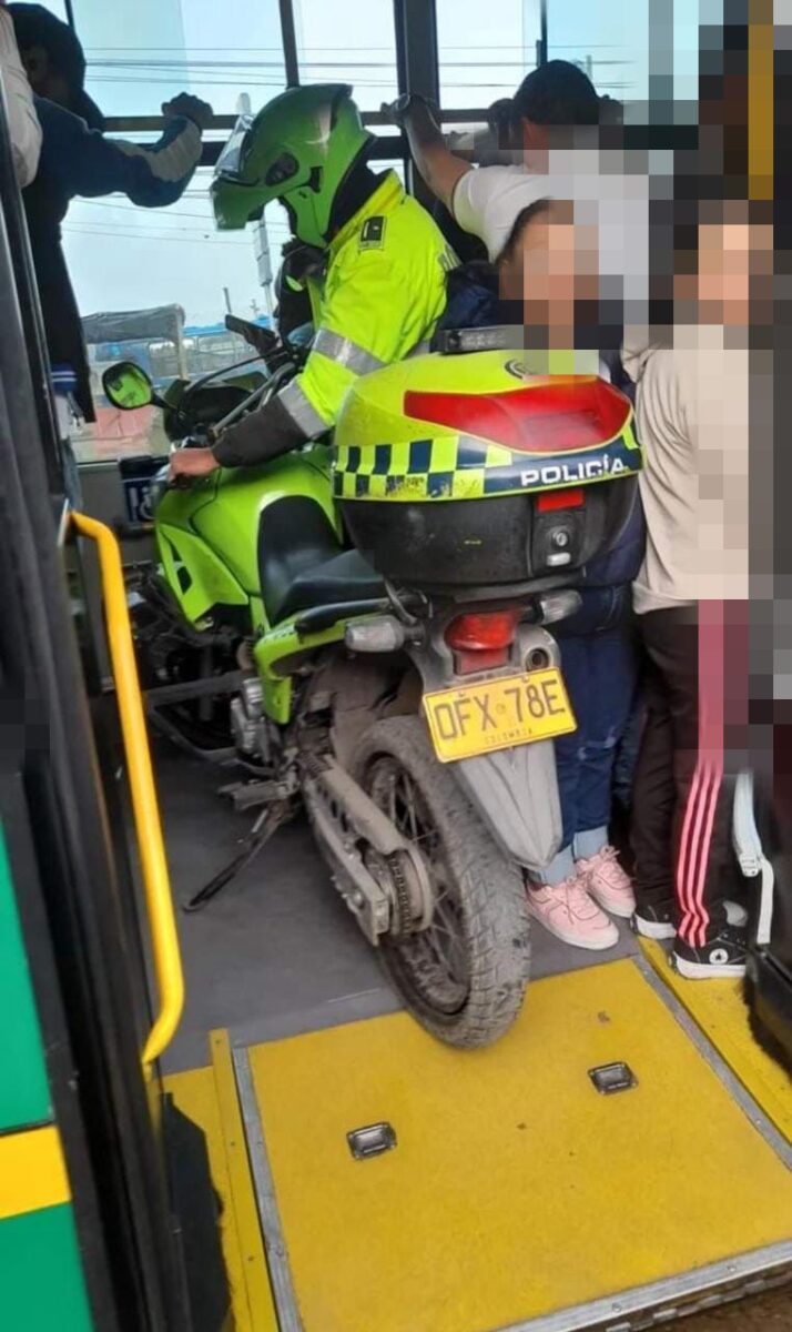 Pillan a policía subiendo su moto a TransMilenio En redes sociales está circulando una foto en la que se puede ver a un uniformado de la Policía, viajando en un bus alimentador de TransMilenio, junto a una moto de la institución. Al parecer, el uniformado se habría varado, por lo que resultó subiendo la moto al bus de servicio público.