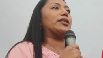 Martha Peralta Epieyu, cuando se dirigía a sus paisanos en el municipio de Manaure.