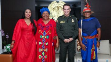 La senadora Martha Peralta, Carmen Romero Epieyu, director de la Policía, William René Salamanca Ramírez y Reginaldo Ceballos Bonivento.