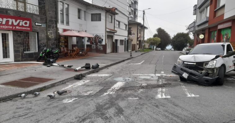 Una camioneta se estrelló contra el semáforo del Triángulo y el conductor se voló