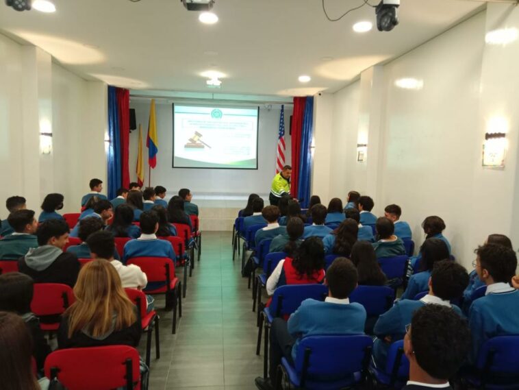 Uniformados buscan garantizar entornos escolares seguros #AsíPasó Por medio de patrullas de Atención a la Infancia Segura (Pais), uniformados de la Policía se encuentran adelantando actividades de prevención y control en entornos escolares.