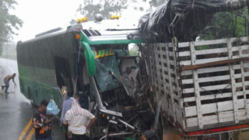 VIDEO. Un bus y un camión lleno de ganado chocaron de frente en la vía Mutatá