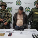 ¡Estaba bien equipado! Capturaron en Urrao a un hombre con subametralladora uzi y varia munición