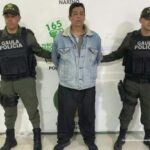 En la fotografía aparece el capturado junto a dos agentes del Gaula de la Policía.  En la parte superior está un banner de la Policía Nacional