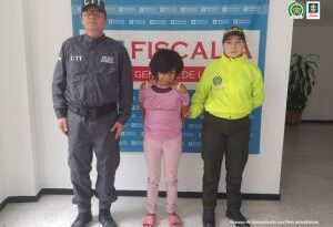 En la foto se aprecia a la hoy asegurada siendo custodiada por un funcionario del CTI y otro de la Policía Nacional.