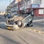 Aparatoso accidente deja un carro volcado en Puente Aranda La mañana de este jueves se presentó un grave accidente de tránsito entre dos vehículos en la calle 2 con cra 54, en el barrio Galán, de la localidad de Puente Aranda.