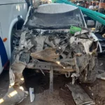 Bus se salió de la vía y chocó una camioneta y una moto