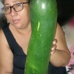 Campesina cultiva pepino gigante en Sucre