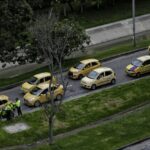 “Cancelen sus vuelos”: fuerte amenaza de líder de taxistas Para el próximo miércoles 22 de noviembre, los gremios de taxistas anunciaron un nuevo paro a causa de las diferencias que se tienen con el gobierno a causa de las fotomultas, transporte de aplicaciones, costos de la gasolina, entre otros.