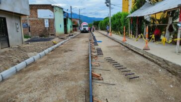  Cerca de 1 kilómetro de vía pavimenta Gobierno Departamental en el barrio Gaitán del municipio de Campoalegre.